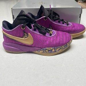 Nike Lebron XX SE (GS) Size 6y